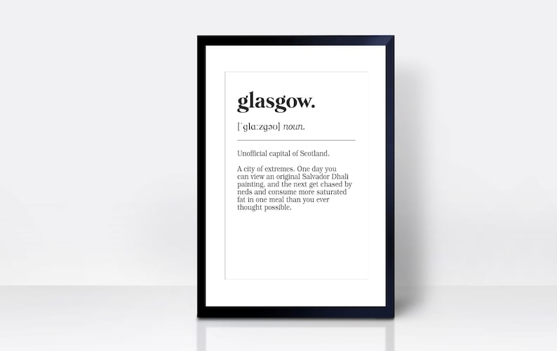 Peut inclure: Impression noir et blanc avec le mot "glasgow" d&eacute;fini comme la capitale officieuse de l'&Eacute;cosse. La d&eacute;finition d&eacute;crit la ville comme un lieu d'extr&ecirc;mes, o&ugrave; vous pouvez voir de l'art et faire l'exp&eacute;rience de beaucoup de nourriture en un seul repas.
