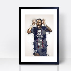 Op de afbeelding: Een digitale kunstprint van een voetballer die een blauw en wit shirt draagt met de tekst "Qatar Airways" op de voorkant. De speler maakt een grappig gezicht met zijn tong naar buiten en zijn handen op zijn hoofd. De achtergrond is wit met spatten verf.
