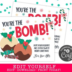 Puede incluir: Una tarjeta de Navidad con un bast&oacute;n de caramelo rojo y blanco, copos de nieve y el texto "You're the Bomb!" con dos ilustraciones de pud&iacute;n navide&ntilde;o. La tarjeta tambi&eacute;n incluye el texto "Hope your holidays are extra sweet! Merry Christmas" y "From: Grace Adler".