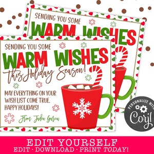 Op de afbeelding: Twee printbare cadeaulabels met een rood en groen kerstthema. De labels tonen een mok met warme chocolademelk met marshmallows en een snoepstok. De tekst op de labels luidt: "Sending you some warm wishes this holiday season! May everything on your wish list come true. Happy Holidays! From: Jaden Garcia".