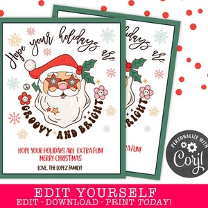 K&ouml;nnte beinhalten: Eine gr&uuml;ne und wei&szlig;e Weihnachtskarte mit einem Comic-Weihnachtsmann, der eine Sonnenbrille und ein Peace-Zeichen tr&auml;gt. Der Text auf der Karte lautet "Hope your holidays are groovy and bright!" und "Hope your holidays are extra fun! Merry Christmas. Love, The Lopez Family!"