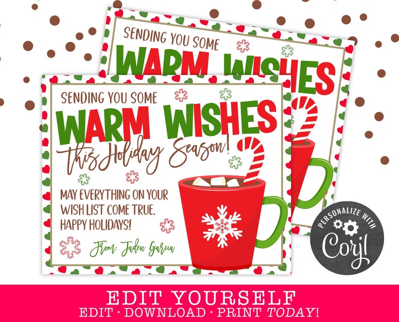 Op de afbeelding: Twee printbare cadeaulabels met een rood en groen kerstthema. De labels tonen een mok met warme chocolademelk met marshmallows en een snoepstok. De tekst op de labels luidt: "Sending you some warm wishes this holiday season! May everything on your wish list come true. Happy Holidays! From: Jaden Garcia".