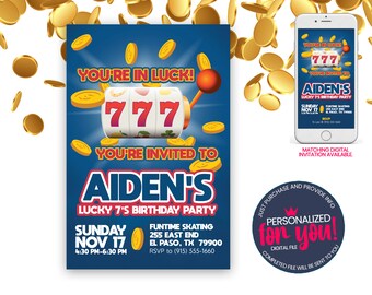 Può includere: Un invito di compleanno blu e dorato per una festa di compleanno di un bambino di 7 anni. L'invito presenta una slot machine con i numeri 777 e il testo "You're in luck!" e "You're invited to Aiden's Lucky 7's Birthday Party". L'invito include anche la data, l'ora e il luogo della festa.