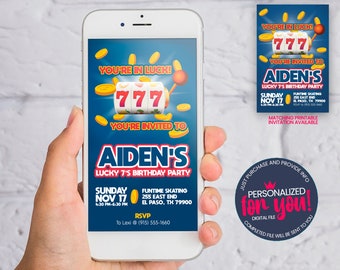 Può includere: Uno smartphone mostra un invito digitale per la festa di compleanno Lucky 7 di Aiden. L'invito presenta una grafica di una slot machine con il numero 777, monete d'oro e il testo "You're Invited To Aiden's". I dettagli della festa sono anch'essi visualizzati.