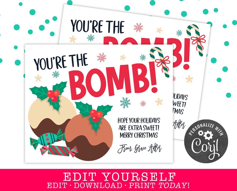 Puede incluir: Una tarjeta de Navidad con un bast&oacute;n de caramelo rojo y blanco, copos de nieve y el texto "You're the Bomb!" con dos ilustraciones de pud&iacute;n navide&ntilde;o. La tarjeta tambi&eacute;n incluye el texto "Hope your holidays are extra sweet! Merry Christmas" y "From: Grace Adler".