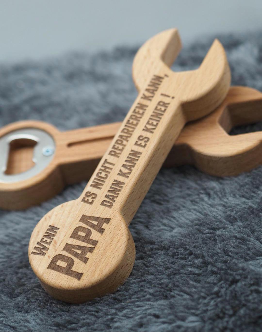 Wanddeko „Papa’s Werkstatt – personalisierte Wanddekoration aus Holz – Geschenk zum Vatertag für Vater, Handwerker & Heimwerker - 40cm lang cm