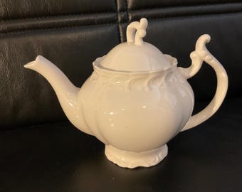 White Regal, By PEPPERTREE Imports,Gorgeous WHITE TEAPOT