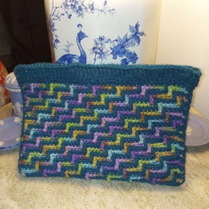 Bolsa de maquillaje con cremallera de ganchillo con mosaico de arcoíris, color verde azulado brillante, verde, morado, marrón, amarillo y azul
