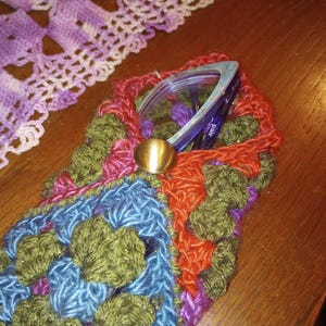 Estuche para gafas de abuela cuadrado de crochet con botones dorados y diseño de puesta de sol y color verde brillante