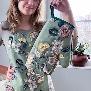 Vintage style oven mitt. Soft durable oven glove. Green floral baking glove. Flowers on green Oven mitten. Kitchen glove. Housewarming gift