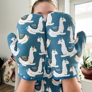 Llama print oven mitt. Soft durable oven glove. Alpacas baking glove. Oven mitten. Kitchen gloves. Housewarming gift