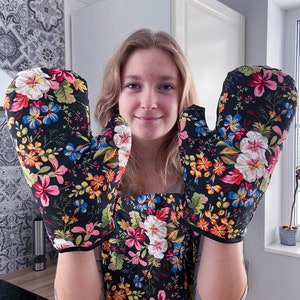 Guinto da forno per fiori notturni. Morbido guanto da forno resistente. Fiore da giardino su guanto da forno nero. Guinto da forno floreale. Guanto da cucina. Regalo per l&#39;inaugurazione della casa