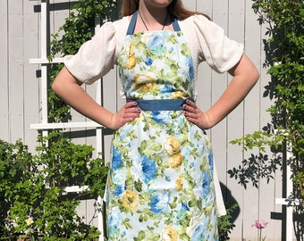 Blue roses farmhouse apron for women, retro style woman apron with pockets. Handmade kitchen apron. Gift for mom. Mothers day gift