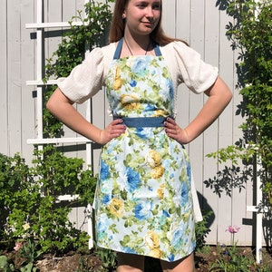 Blue roses farmhouse apron for women, retro style woman apron with pockets. Handmade kitchen apron. Gift for mom. Mothers day gift