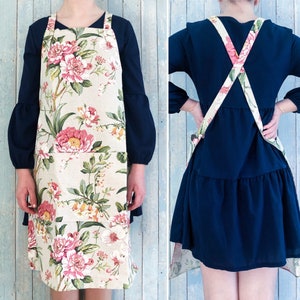 Peonies print cross back apron for woman with pockets. Floral kitchen apron with pink peonies on cream pattern. Mothers day gift.