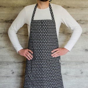 Black men apron with pockets, grill apron, BBQ apron, apron for men, full apron, garden apron, kitchen apron, cutlery print