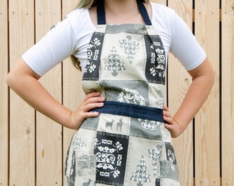 Grey Christmas apron for woman with pockets. Woman apron with Christmas patterns. Festive Christmas gift for mom. Cooking and baking apron