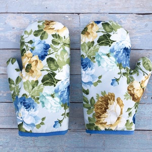 Blue and yellow roses oven mitt. Soft Summer flowers print oven glove. Oven mitten. Kitchen gloves. Housewarming gift. Floral oven mitts