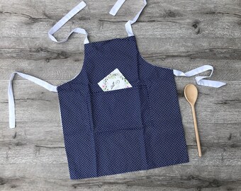 Points bleus tabliers enfants avec poche. Les tabliers familiaux peuvent être fabriqués avec des broderies nominatines. Tablier pour tout-petits / enfants. Cadeau pour les enfants