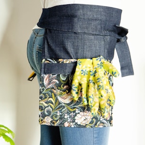 Tablier de jardin, tablier de jardin en denim foncé pour femme avec motifs floraux, tablier de jardinage, demi-tablier avec poches, tablier de fleuriste image 7