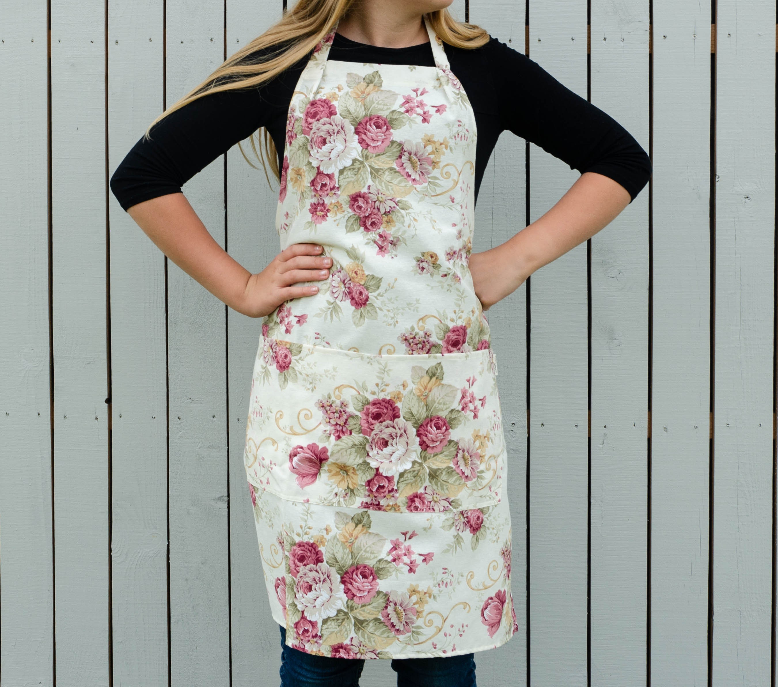 Aprons for Women. Roses Print Floral Apron for Woman With Pockets