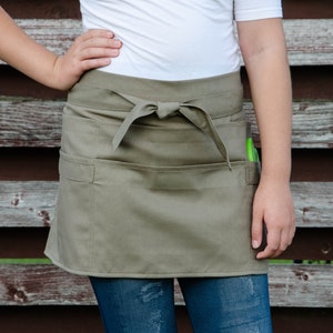Beige gardening apron with pockets, half apron, garden apron, botanist apron, teacher apron, hairdresser apron, florist apron, tools apron