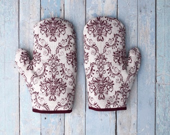 Damask print oven mitt. Soft durable oven glove. Red damask print baking glove. Oven mitten. Kitchen gloves. Housewarming gift