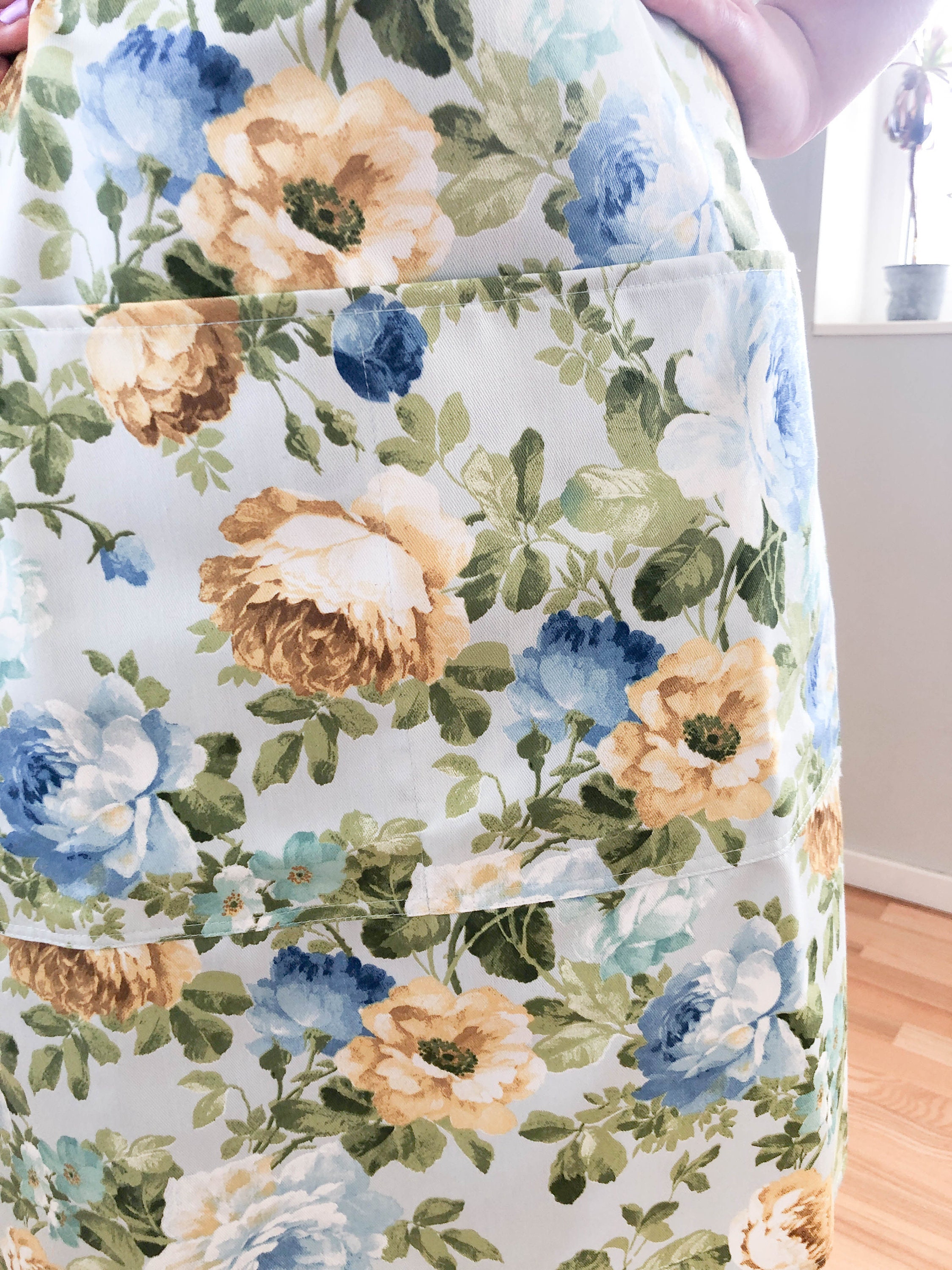 Floral Apron for Women. Roses Print Cooking Apron With Pockets. Kitchen ...