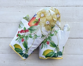 Garden fruits print oven mitt. Summer flowers oven glove. Soft durable baking glove. Floral oven mitten. Kitchen gloves. Housewarming gift