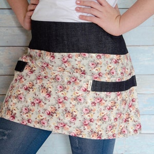 Garden apron with pockets. Denim gardening apron, half apron. Floral apron. Roses print apron, florist apron, botanist apron, tools apron