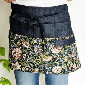 Tablier de jardin, tablier de jardin en denim foncé pour femme avec motifs floraux, tablier de jardinage, demi-tablier avec poches, tablier de fleuriste image 9