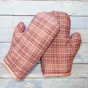 Pink Tartan print oven mitt. Plaid fabric oven glove. Soft durable baking glove. Oven mitten. Kitchen gloves. Housewarming gift