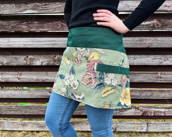 Green floral half apron for garden with pockets, gardening apron for women, teacher apron, florist apron, gardeners apron