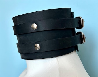 Obroża typu choker wykonana z grubej, prawdziwej skóry