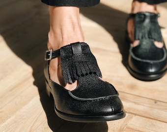 Mod Schuhe, schwarze Frauenschuhe mit schwarzer abgerundeter Schuhspitze, Trippen-Schuhe, Bunkle-Schuhe