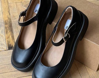 Schwarze klassische Mary Janes Schuhe, handgefertigte Sommerschuhe mit niedrigem Absatz, Slip-On-Sommer-Sandalen mit geschlossener Kappe