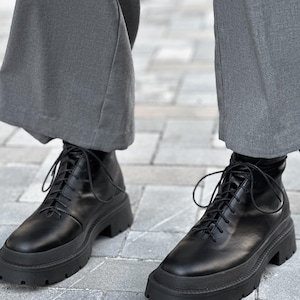 Botas de combate góticas de cuero negro, botas de plataforma de lana, botines, zapatos cyberpunk, zapatos artesanales.