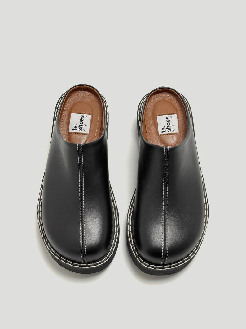 Zuecos de cuero genuino negro, mules de cuero, zuecos tipo pantufla hechos a mano, zapatos deslizantes de cuero con punta cerrada, zapatos de punta ancha imagen 1