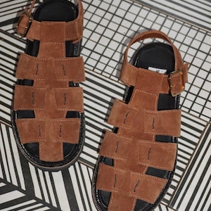 Sandali bassi da pescatore in pelle scamosciata marrone, sandali da donna, sandali a piedi nudi, scarpe personalizzate fatte a mano, scarpe da terra, sandali chiusi