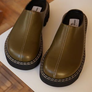 Custom leather clogs women, slip on shoes round closed toe, leather slippers handcrafted, wide toe sliding clogs
