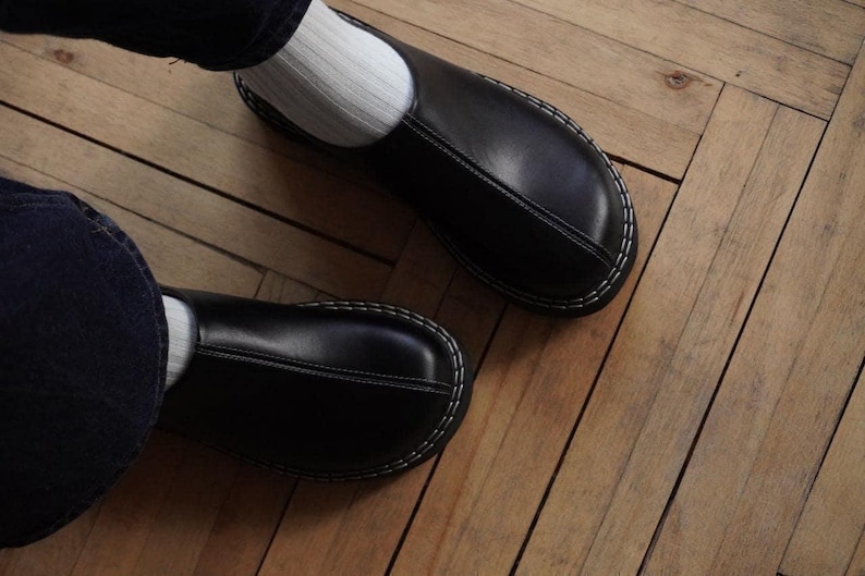 Zuecos de cuero genuino negro, mules de cuero, zuecos tipo pantufla hechos a mano, zapatos deslizantes de cuero con punta cerrada, zapatos de punta ancha imagen 7