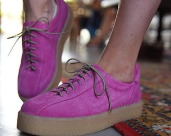 Pinkfarbene Wildleder-Sneaker mit Schnürung und Plateau | Lässige Damen-Sneaker | Individuell gestaltete Chunky-Sneaker