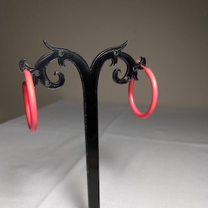 Vintage thin orangish red hoop earrings, from the 70’s or 80’s earrings, used, good condition, collectible, fashion jewelry, vintage fashion