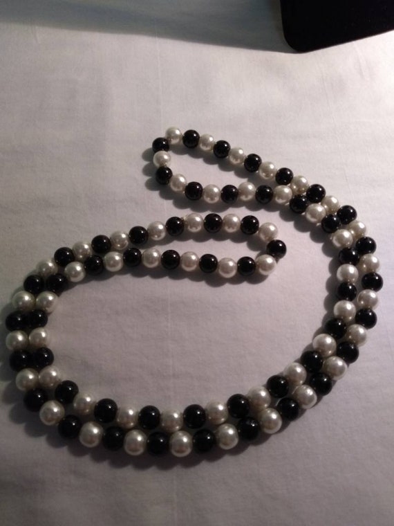 Vintage 1980's String of black and white peals, c… - image 1