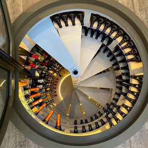 Kreisförmige klappbare Glasboden-Weinkeller-Vitrine- Weinlager-Falltürsystem- Spiraltreppe Glasbodenluke