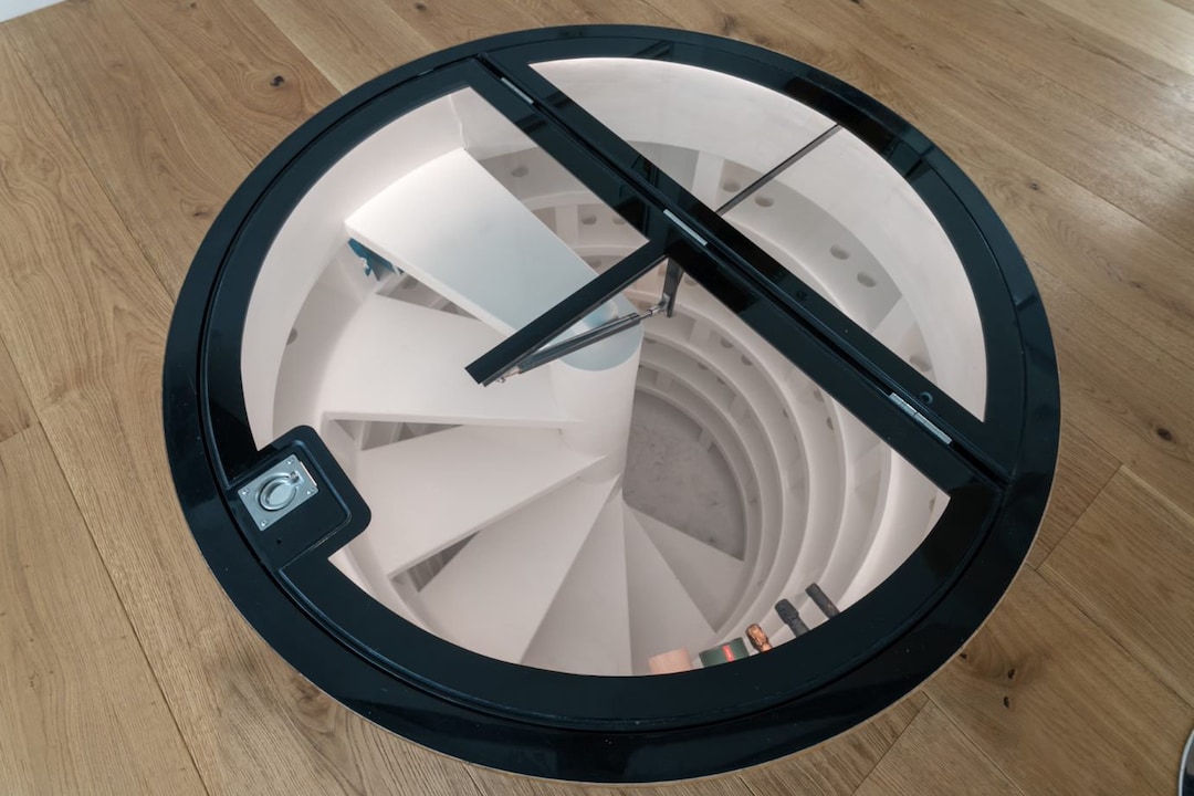 Circular Hinged Glass Floor Wine Cellar Display Unit Wine Storage Trap