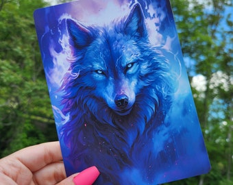 Puede incluir: Un lobo azul con un fondo blanco y morado. El pelaje del lobo es detallado y realista, con una expresión feroz.