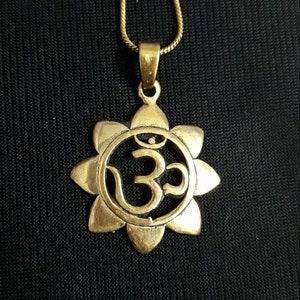 Laiton jaune massif fait main belle divinité hindoue dieu Shiva Shakti OM pendentif fleur de vie avec chaîne en laiton et ficelle de couleur