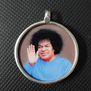 Handmade 92.5 Sterling Silver Sri Sathya Sai Baba is one of the Most Revered Spiritual Teachers in the World,Glass Frame Photo Print Pendant