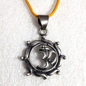 Pendentif indien fait main en argent de haute qualité, dieu hindou Shiva Shakti, méditation OM, yoga Om, pendentif artisanal, avec ficelle
